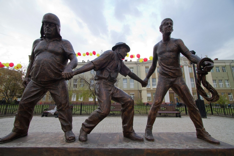 Памятник Трусу, Балбесу, Бывалому и режиссеру Гайдаю открылся в центре Иркутска2