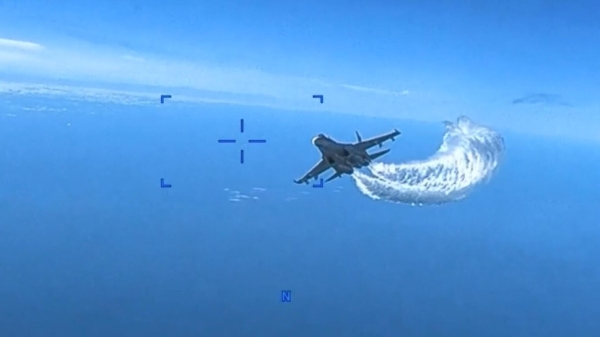 Истребитель Су-27 ВКС России пролетает вблизи БПЛА MQ-9 Reaper ВС США1