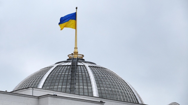 Флаг Украины на здании Верховной рады в Киеве1