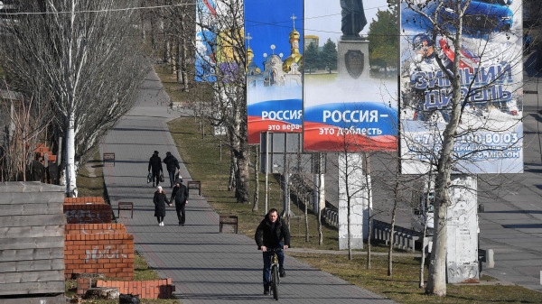 Плакаты Россия - это доблесть и Россия - это вера на улице в Мелитополе1