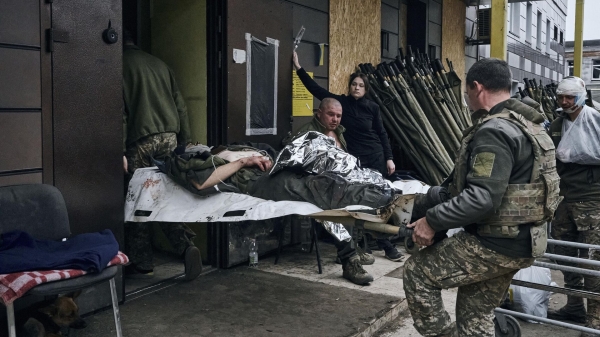 Украинские военные переносят раненого в Артемовске1