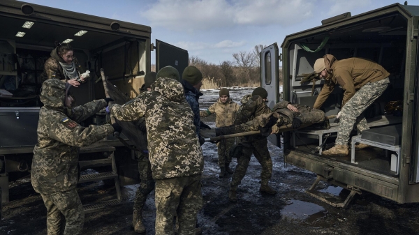 Медики транспортируют раненного украинского военного в районе Артемовска0