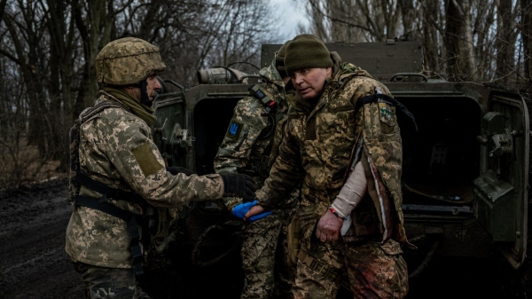 Медики эвакуируют раненого украинского солдата под Артемовском1