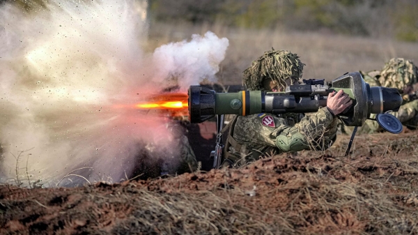 Украинские военнослужащие во время стрельбы из противотанковых ракетных комплексов NLAW0