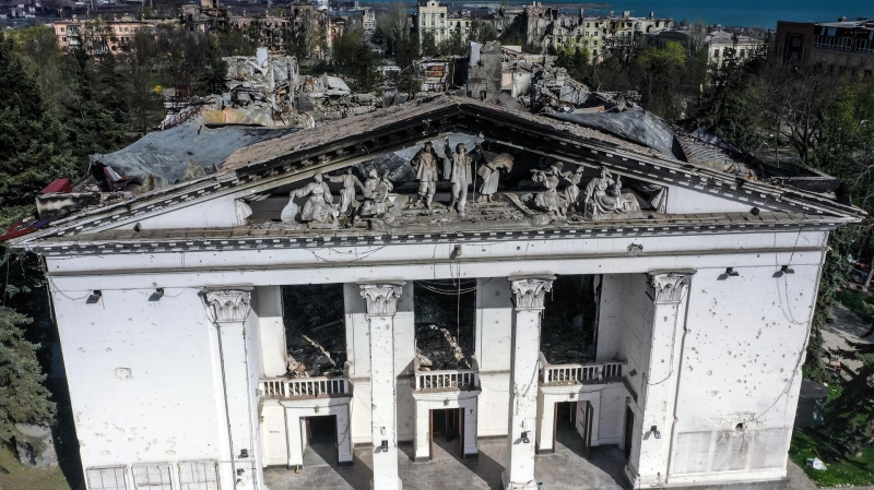 Разрушенное здание Донецкого академического областного драматического театра в Мариуполе1
