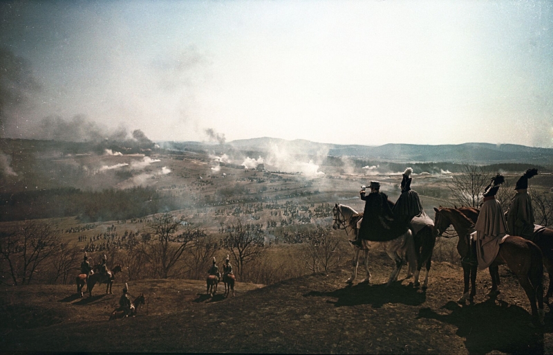 Багратион со свитой перед Шенграбенским сражением, сцена из кинофильма Война и мир1
