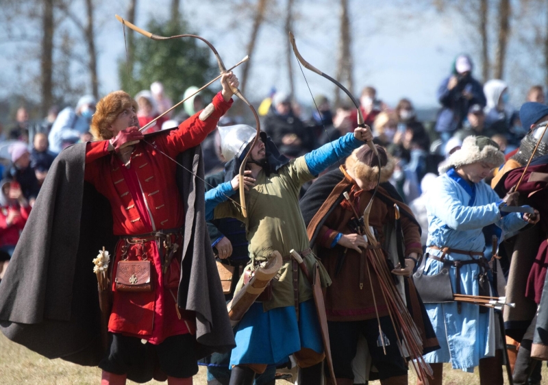 Участники театрализованной реконструкции эпизода средневекового сражения во время военно-исторического фестиваля Поле Куликово в рамках праздничных мероприятий, посвященных 640-й годовщине Куликовской битвы1