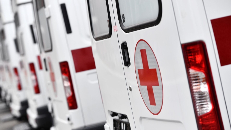В Южно-Сахалинске бригада скорой помощи и пациент пострадали при столкновении с автобусом