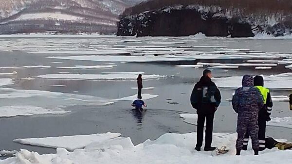 В Кирове сотрудник Росгвардии Клопот спас провалившегося под лед пруда мужчину