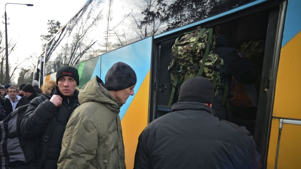 Призывники в украинскую армию на одном из призывных пунктов в Киеве1