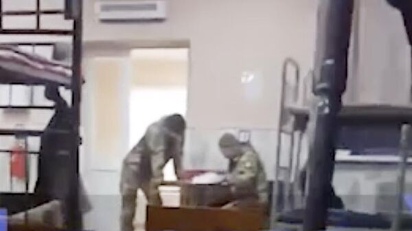 Кадр из видео, записанного мужчиной, которого удерживают в военкомате в Одессе0