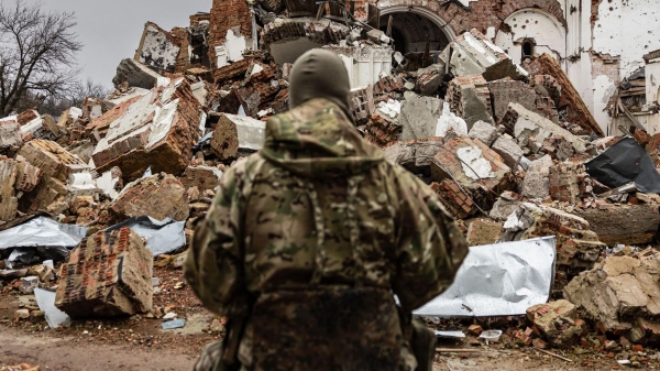 Военный украинского легиона Свобода России с позывным Цезарь возле разрушенного монастыря в Долине1