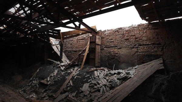 Разрушенное здание после обстрела со стороны украинских войск в ДНР0
