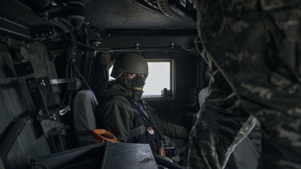 Боец украинской десантно-штурмовой бригады на бронетранспортере США Hummer1