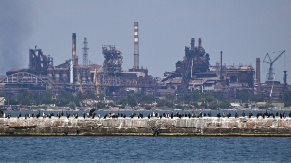 Вид на разрушенный завод Азовсталь из морского порта Мариуполя1