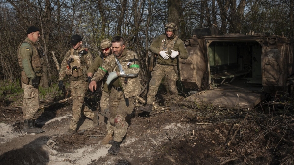 Раненые украинские военнослужащие под Артемовском. Архивное фото1