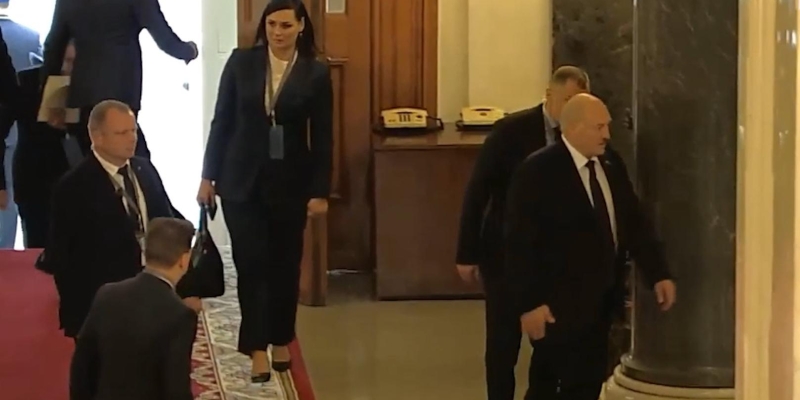 Как лидеры четырех стран прошли по лестнице в Кремле, а Лукашенко