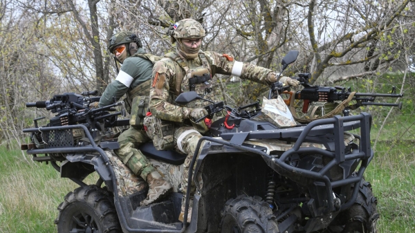 Военнослужащие подразделения ВДВ на квадроцикле в южном секторе СВО0