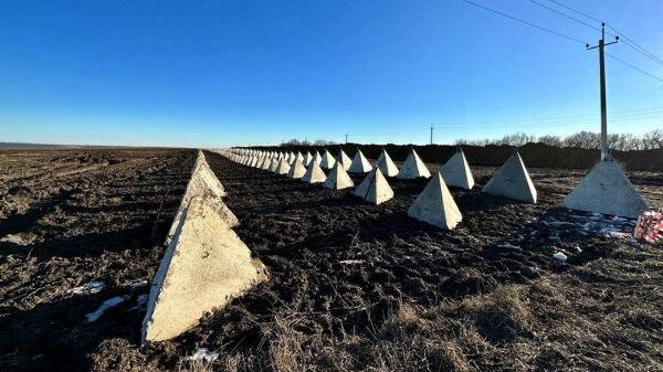Вид на строящиеся оборонительные сооружения засечной черты на границе с Украиной в Белгородской области0