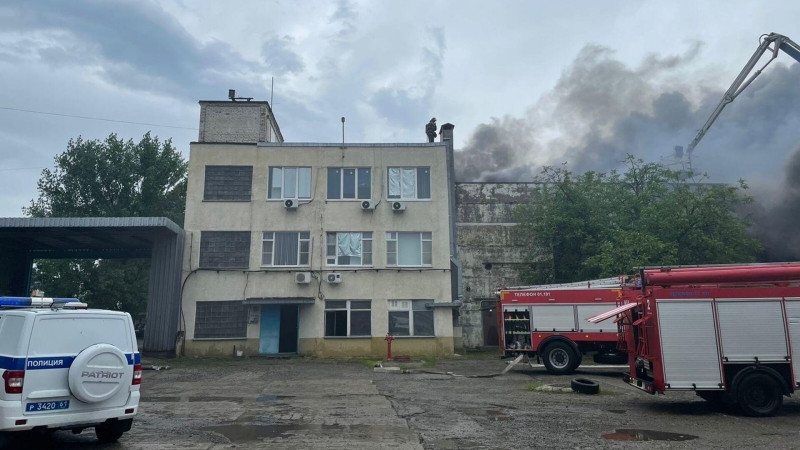 Площадь пожара на складе с пряжей в Ростове-на-Дону выросла до 800 квадратных метров