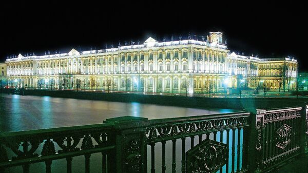 Здание Государственного Эрмитажа в Санкт-Петербурге вечером 4