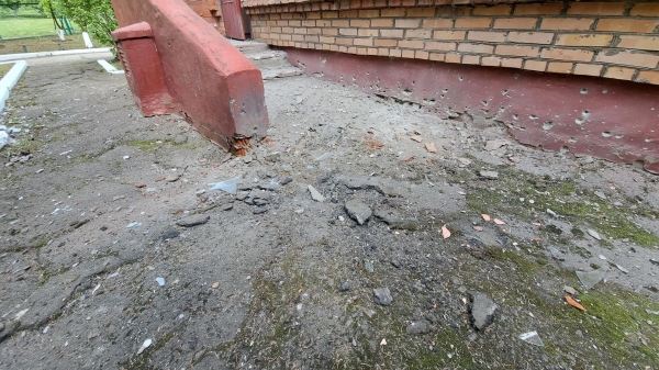 Воронка от разорвавшегося снаряда после обстрела со стороны ВСУ в одном из жилых районов Горловки0