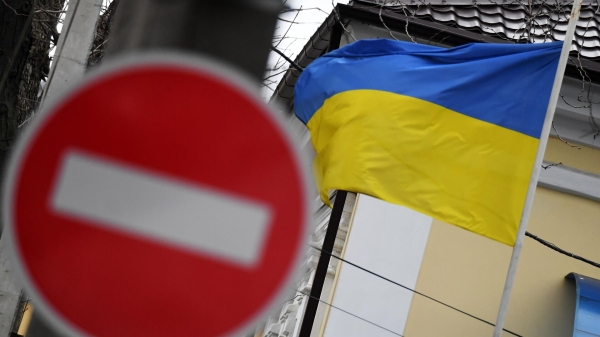 Знак Въезд запрещен и флаг у здания Генерального консульства Украины в Ростове-на-Дону1