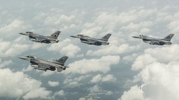Группа из четырех истребителей F-16 Fighting Falcon ВВС США0
