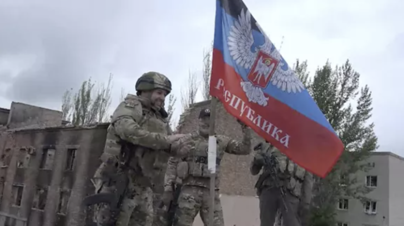 «Убирают трупы и собирают трофеи»: стало известно, что происходит в Артемовске после зачистки ВСУ (ФОТО)