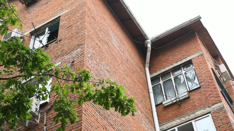 В пятиэтажке рядом с местом взрыва на Морской улице в Краснодаре выбило около 20 стекол