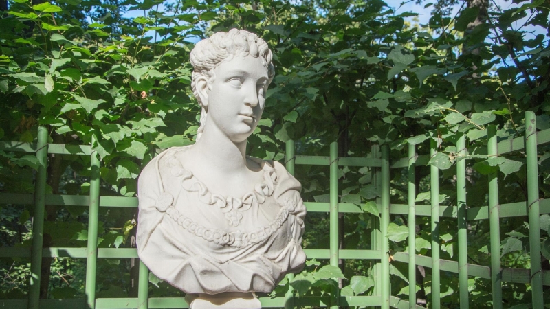 Реставраторы Русского музея завершили очистку скульптуры Петрония Прима в Летнем саду, которую ранее изрисовал вандал1